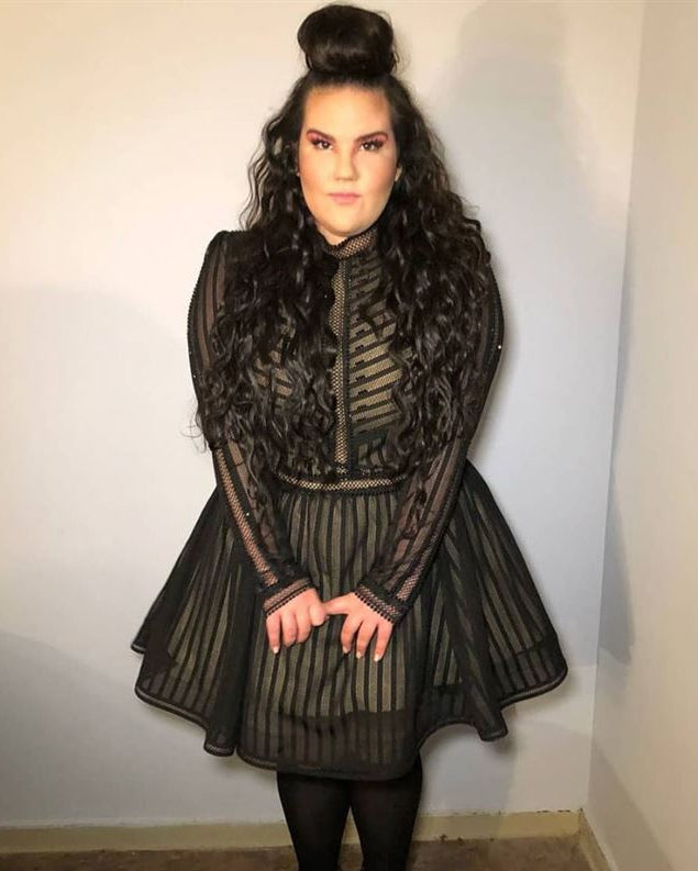 אישה בשמלה שחורה.