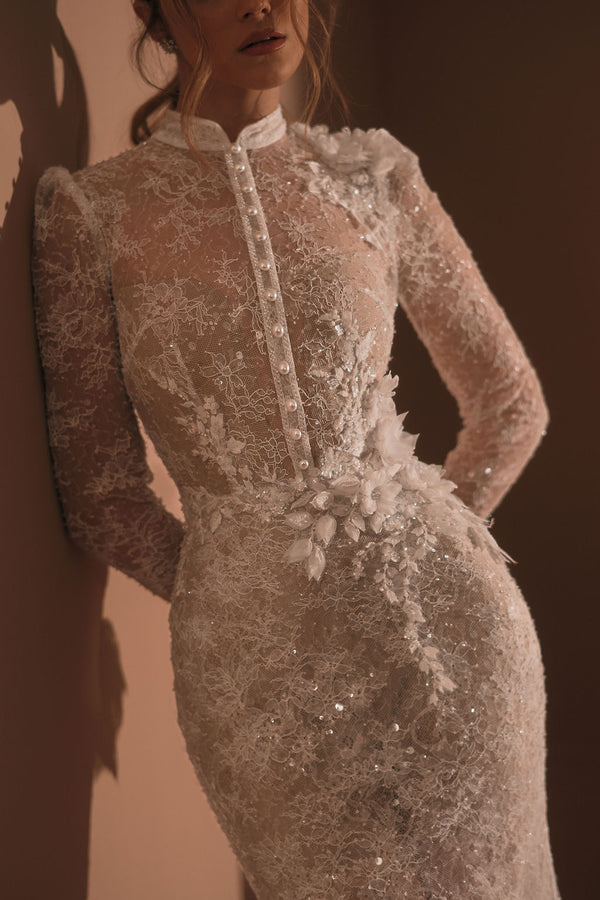 דוגמנית לובשת שמלת כלה של דרור קונטנטו צנועה